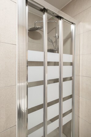Douche, séchoir à cheveux, serviettes fournies, savon