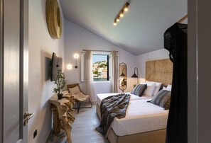 3 soverom, skrivebord, strykejern/-brett og reiseseng for barn