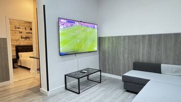 1 habitación, tabla de planchar con plancha y cuna de viaje