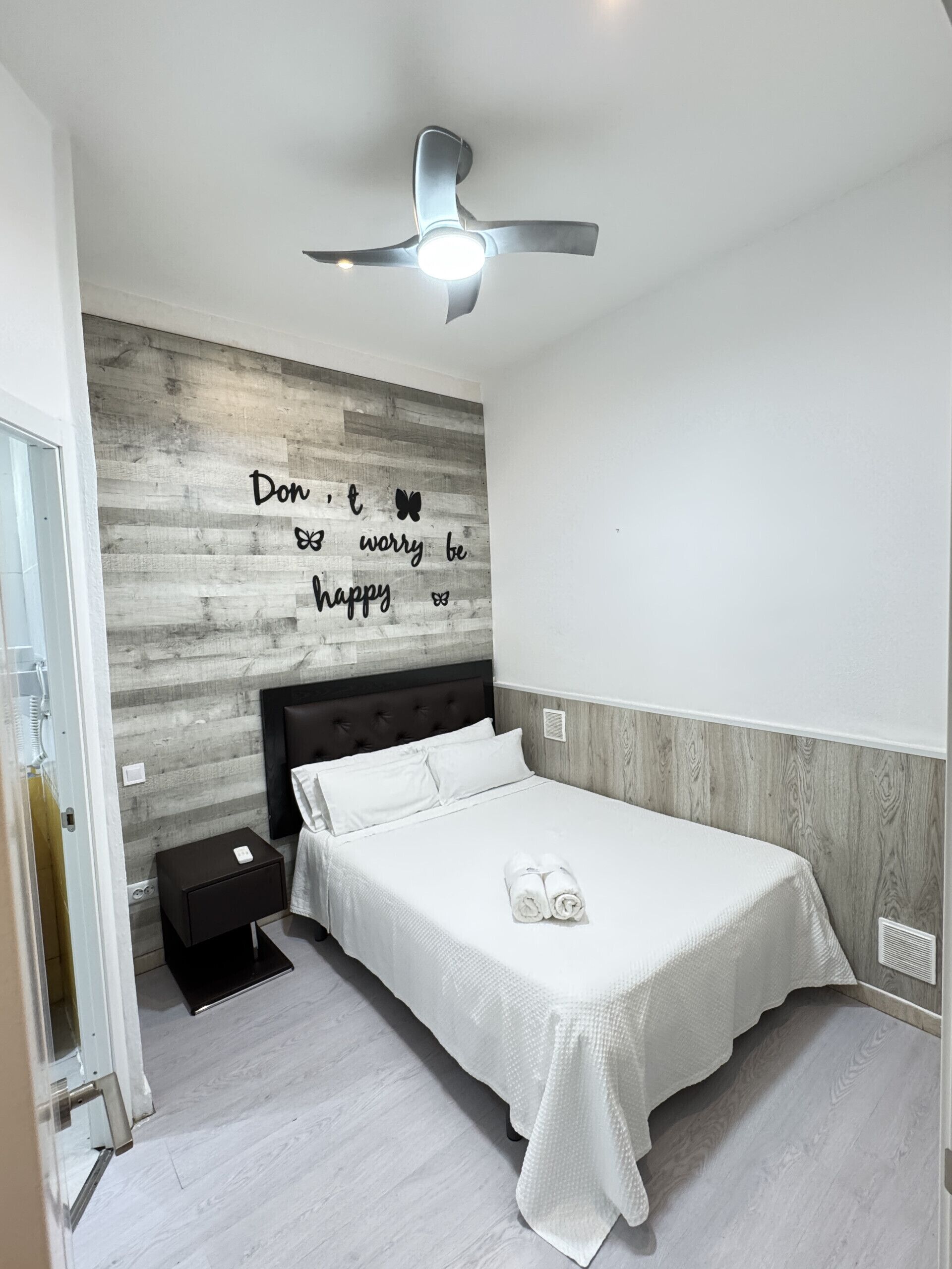 1 habitación, tabla de planchar con plancha y cuna de viaje 