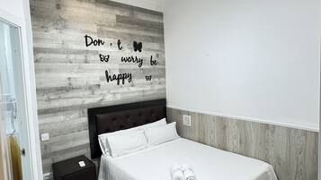 1 habitación, tabla de planchar con plancha y cuna de viaje