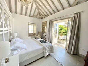 1 slaapkamer, een kluis op de kamer, een strijkplank/strijkijzer, wifi