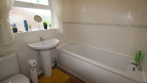 A bathroom with a toilet, sink, and bathtub. - Pavement House (Sutton-in-Ashfield)