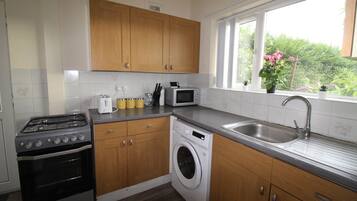 Rumah | Dapur pribadi | Lemari es besar, microwave, dan oven