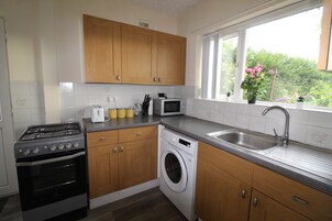 Refrigerador con freezer, microondas, horno