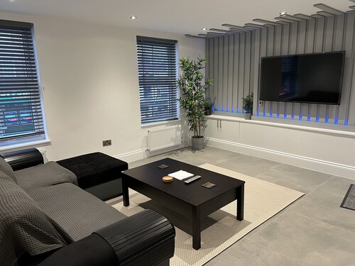 Luxury 1 bed apartment + 1 Sofa Bed