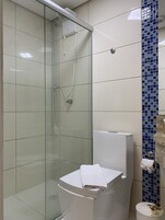 Ducha, secador de pelo, toallas, jabón