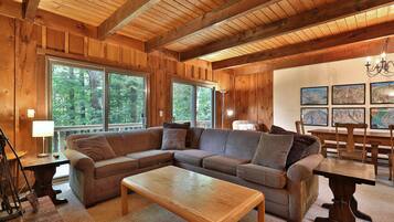 Condo, 3 Bedrooms | Living area