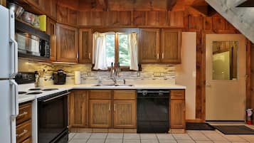 Condo, 3 Bedrooms | Private kitchen