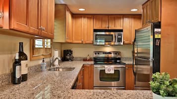 House, 4 Bedrooms | Private kitchen