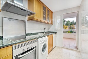 Kylskåp, mikrovågsugn, ugn och spishäll