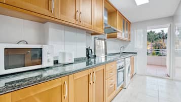 Een koelkast, een magnetron, een oven, een kookplaat