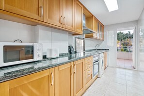 Frigorifero, microonde, forno, piano cottura