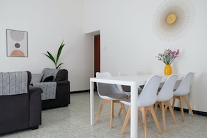 Dining - Just 80 meters from the sea, Best area of Alghero, 3 bedrooms+private parking+AC (Alghero)