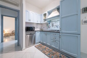 Fridge, microwave, oven, stovetop - Holiday Home 'Casa Celeste' with Shared Pool, Private Terrace, and Air Conditioning (Villasimius)