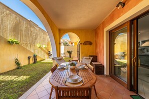 Outdoor dining - Holiday Home 'Casa Celeste' with Shared Pool, Private Terrace, and Air Conditioning (Villasimius)