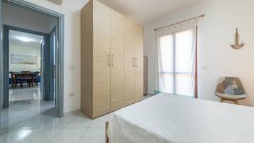 2 makuuhuonetta, silitysrauta/-lauta, vuodevaatteet