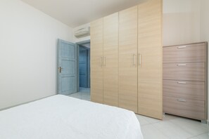 2 bedrooms, iron/ironing board, bed sheets - Holiday Home 'Casa Celeste' with Shared Pool, Private Terrace and Air Conditioning (Villasimius)