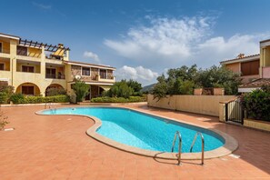 Pool - Holiday Home 'Casa Celeste' with Shared Pool, Private Terrace, and Air Conditioning (Villasimius)