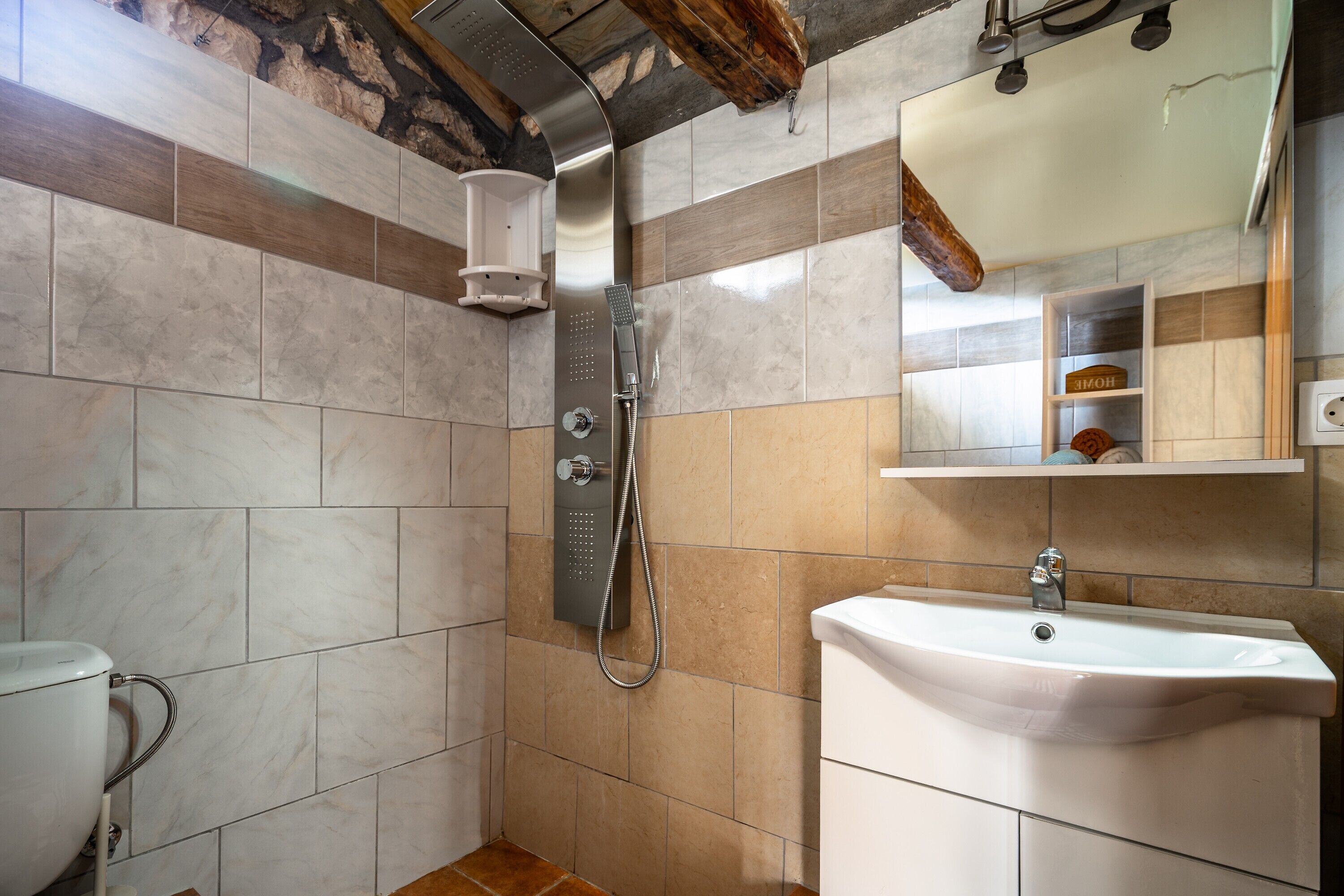 Douche, sèche-cheveux, serviettes fournies