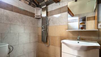 Douche, sèche-cheveux, serviettes fournies