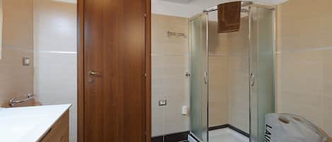 Dusche, Haartrockner, Handtücher