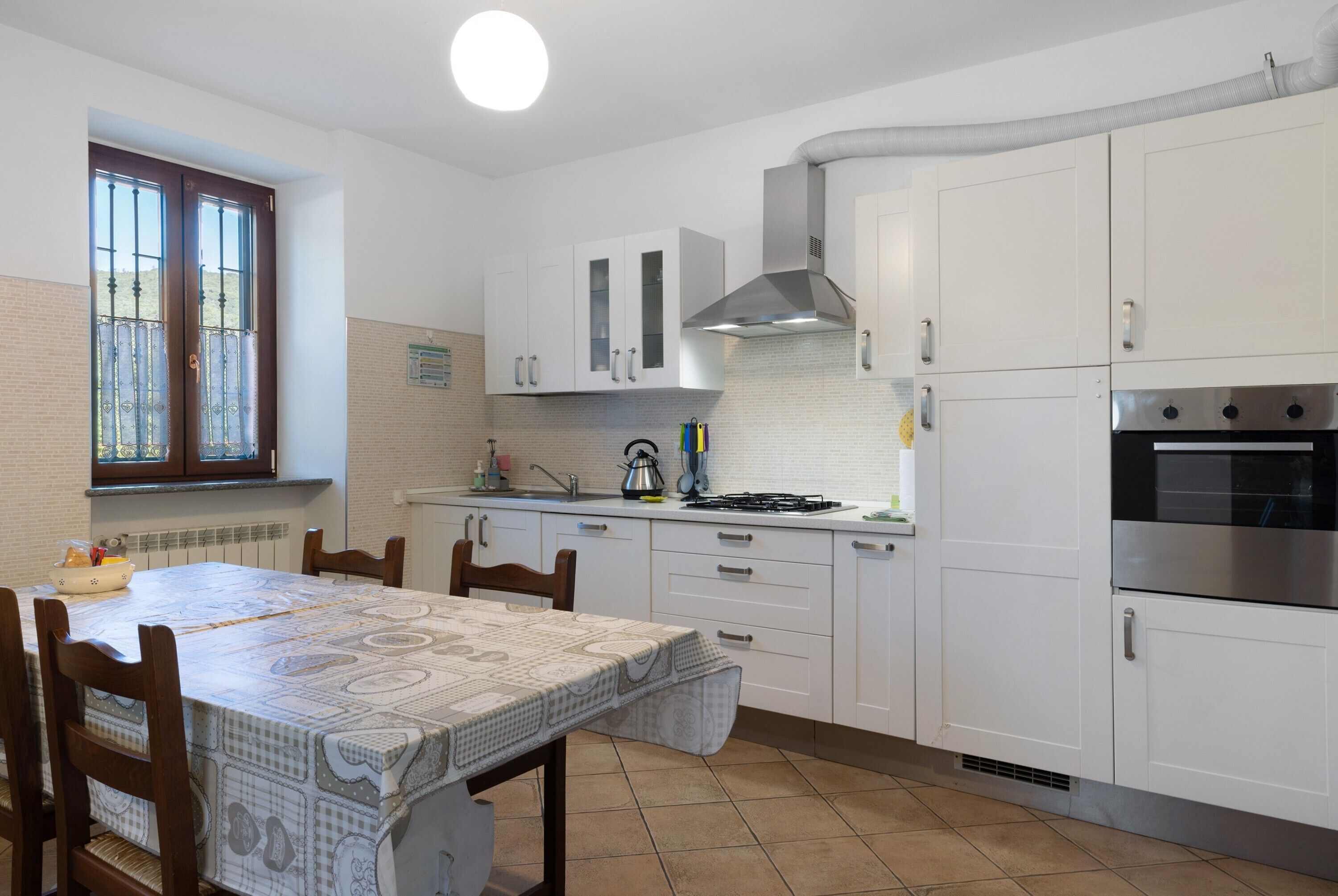 Frigorifero, forno, piano cottura, lavastoviglie