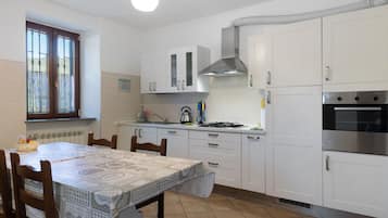 Frigorifero, forno, piano cottura, lavastoviglie