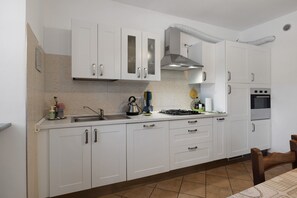 Frigorifero, forno, piano cottura, lavastoviglie