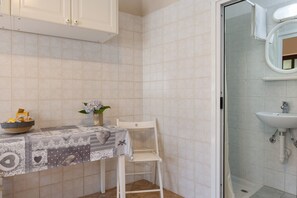 Douche, séchoir à cheveux, serviettes fournies