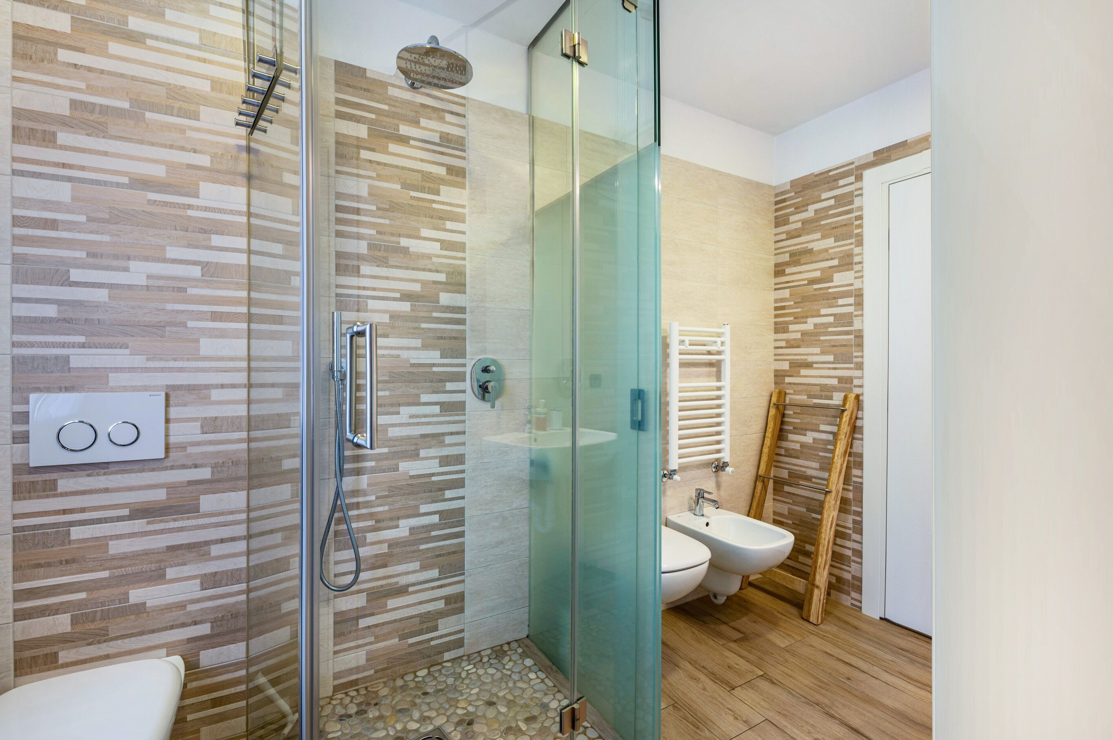 Ducha, secador de pelo, toallas