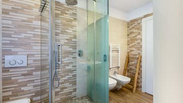 Ducha, secador de pelo, toallas