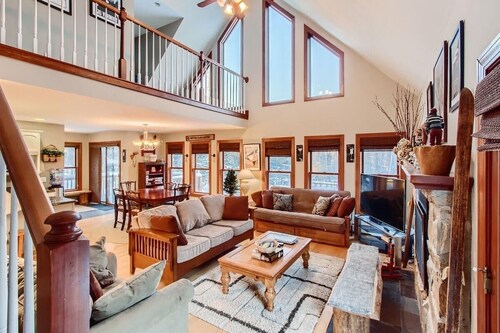 Cortina Mountain Chalet - Outdoor Hot Tub - Close To Pico And Killington Mountains 3 Bedroom Home