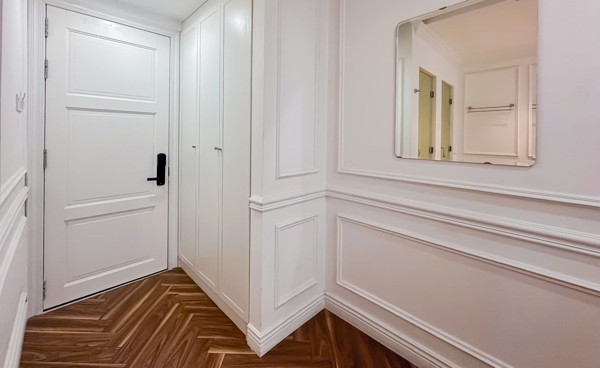 Minibar (con algunos artículos gratuitos), caja fuerte, escritorio