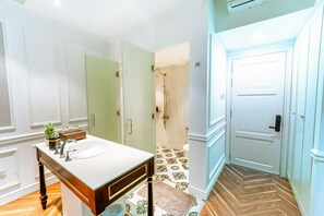 Deluxe tweepersoonskamer | Een minibar met enkele gratis items, een kluis op de kamer, een bureau