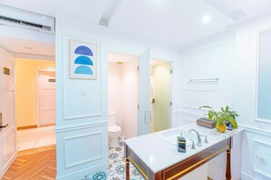 Deluxe dubbelrum | Minibar med vissa gratis produkter och värdeförvaringsskåp på rummet