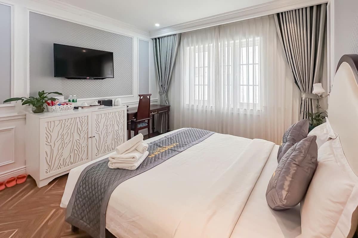 Deluxe Double Room | 1 bedroom, free minibar items, in-room safe, desk