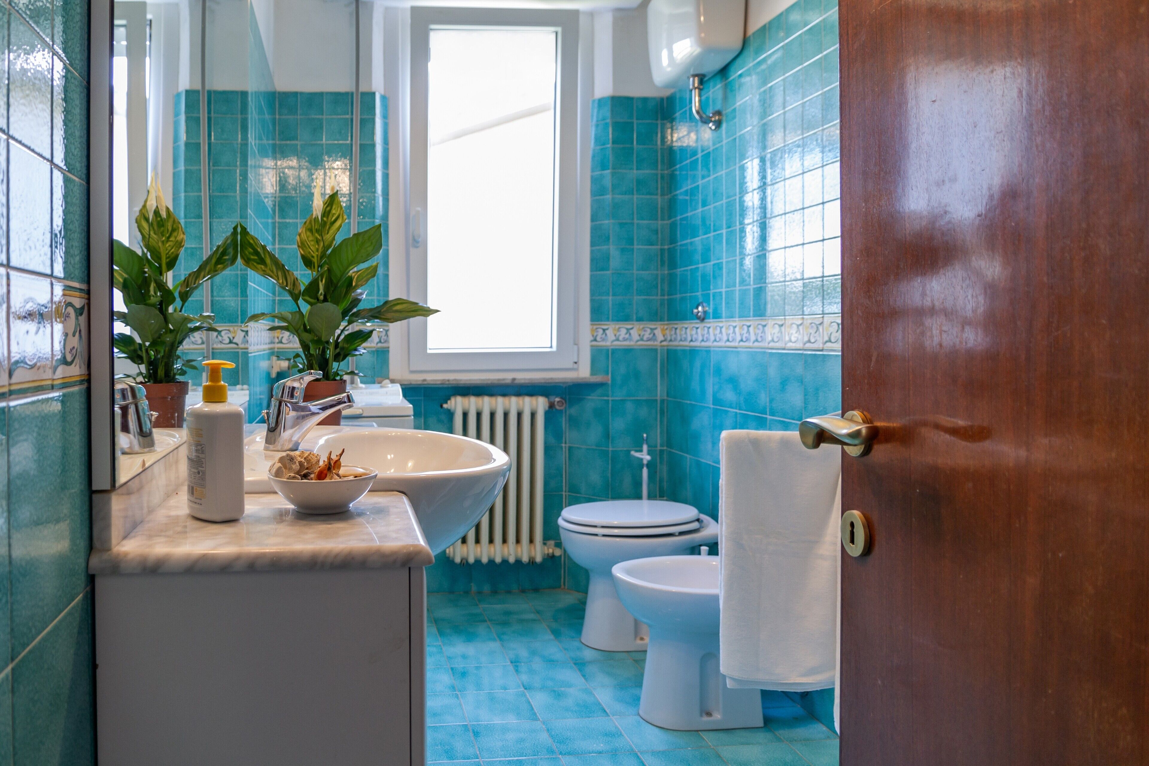 Douche, articles de toilette gratuits, sèche-cheveux