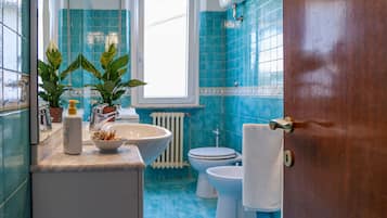Douche, articles de toilette gratuits, sèche-cheveux