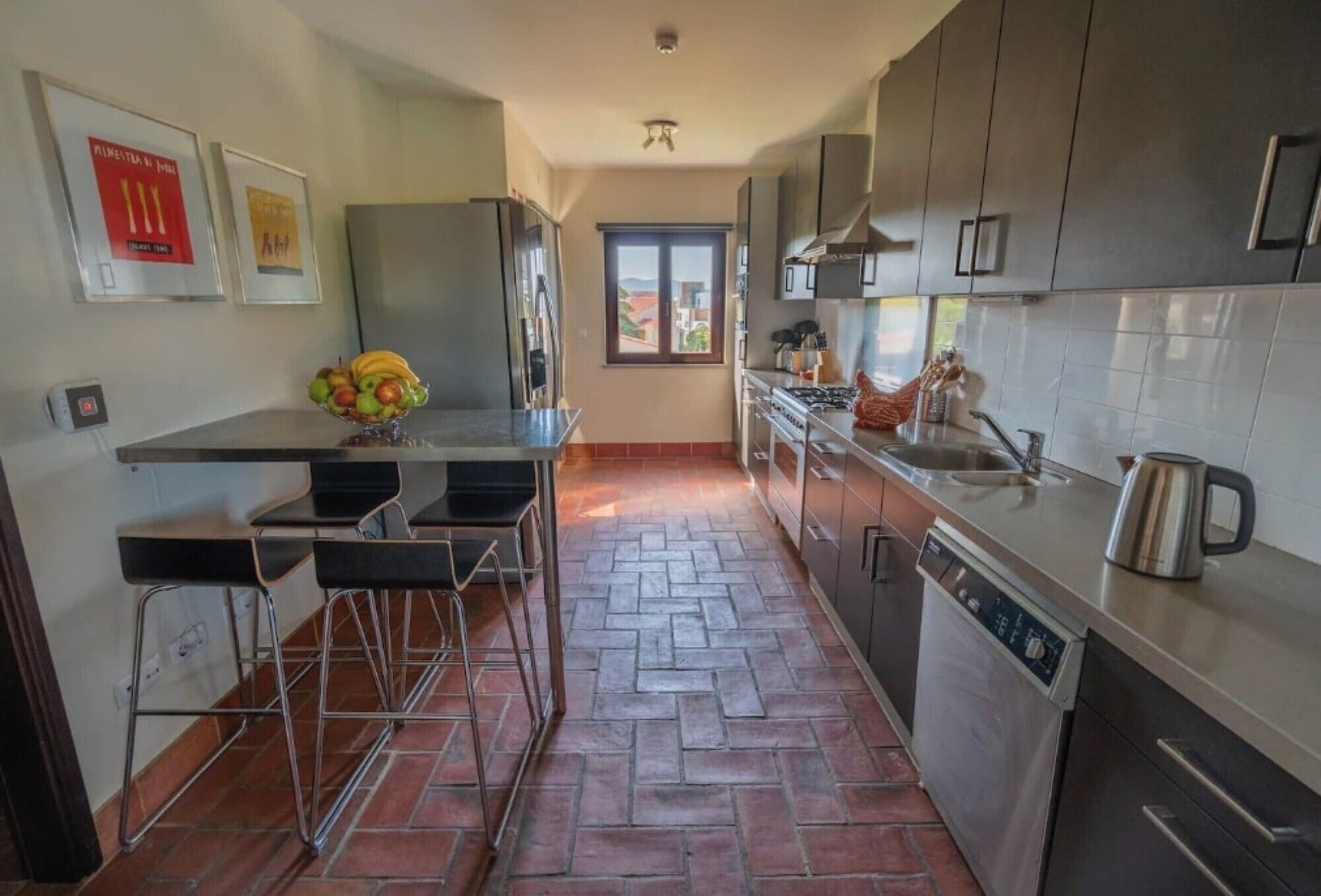 Køleskab, mikrobølgeovn, ovn, kogeplade