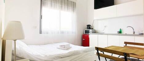 Iron/ironing board, WiFi, bed sheets