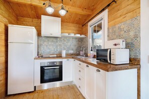 Fridge, microwave, oven, stovetop - Holiday Home "Villa Fuego" with Shared Pool, Private Terrace and Wi-Fi (Chiclana de la frontera)