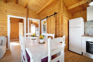 Dining - Holiday Home "Villa Fuego" with Shared Pool, Private Terrace and Wi-Fi (Chiclana de la frontera)