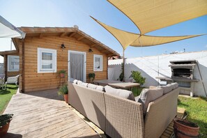 Outdoor dining - Holiday Home "Villa Fuego" with Shared Pool, Private Terrace and Wi-Fi (Chiclana de la frontera)