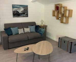 Tv, ett bordtennisbord och böcker