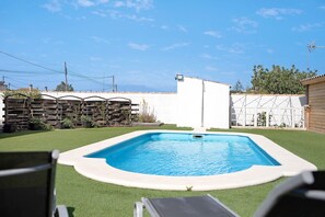 Pool - Holiday Home 'Villa Roulotte' with Shared Pool, Shared Garden and Wi-Fi (Chiclana de la frontera)