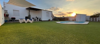 Holiday Home 'Villa Roulotte' with Shared Pool, Shared Garden and Wi-Fi