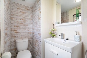 シャワー、バスアメニティ (無料)、タオル