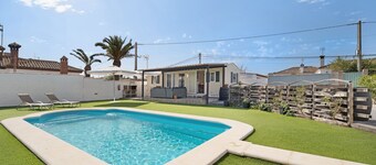 Holiday Home 'Villa Roulotte' with Shared Pool, Shared Garden and Wi-Fi