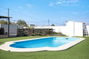 Pool - Holiday Home 'Villa Roulotte' with Shared Pool, Shared Garden and Wi-Fi (Chiclana de la frontera)